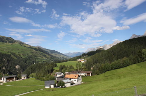 Foto 9 - Apartamento de 2 habitaciones en Scuol con bañera de hidromasaje