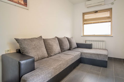 Foto 6 - Apartamento de 1 quarto em Senj com piscina e terraço