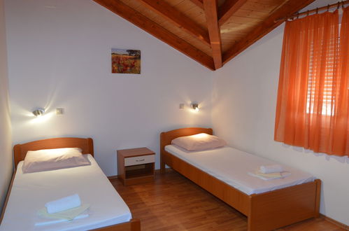 Foto 9 - Appartamento con 2 camere da letto a Sebenico con vista mare