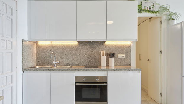 Apartamento de 2 quartos em Estepona com piscina e jardim - Foto 2