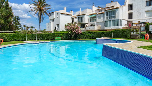 Apartamento de 2 quartos em Estepona com piscina e jardim - Foto 5