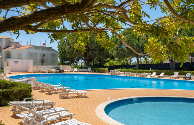 Apartamento de 3 quartos em Lagoa com piscina e jardim - Foto 16