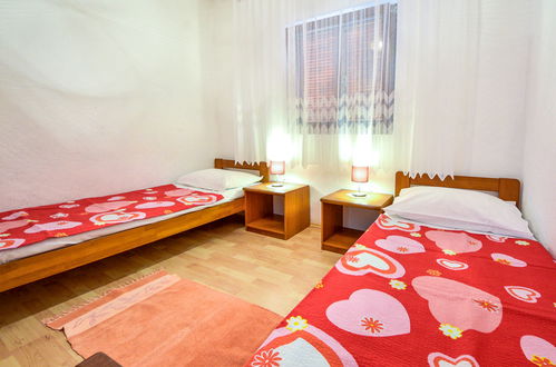 Photo 5 - 2 bedroom Apartment in Karlobag with terrace