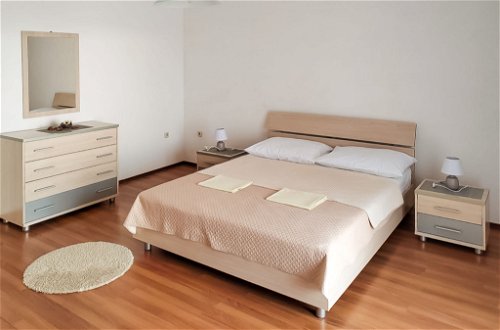 Foto 4 - Appartamento con 2 camere da letto a Karlobag con terrazza e vista mare