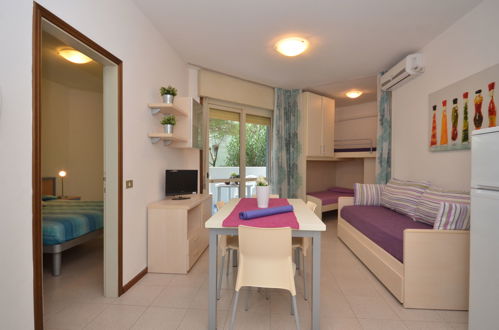 Photo 10 - 2 bedroom Apartment in Lignano Sabbiadoro with swimming pool and sea view