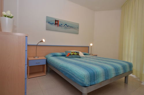 Foto 15 - Appartamento con 2 camere da letto a Lignano Sabbiadoro con piscina e vista mare