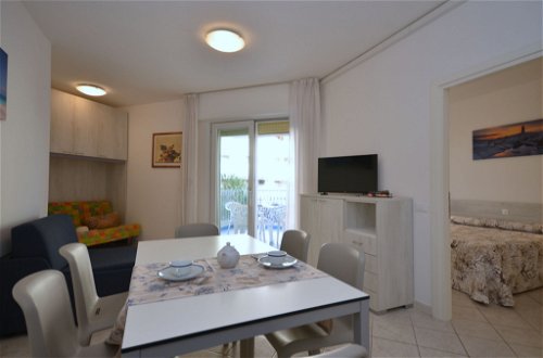 Foto 5 - Appartamento con 2 camere da letto a Lignano Sabbiadoro con piscina e vista mare