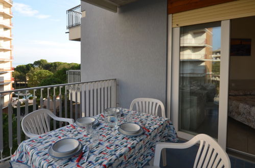 Foto 2 - Appartamento con 2 camere da letto a Lignano Sabbiadoro con piscina e vista mare