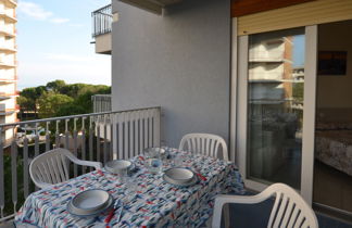 Photo 2 - Appartement de 2 chambres à Lignano Sabbiadoro avec piscine et vues à la mer