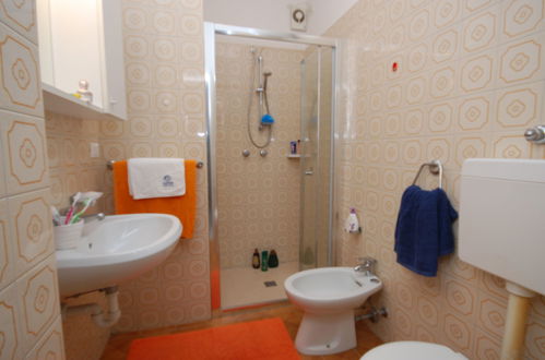 Foto 18 - Appartamento con 2 camere da letto a Lignano Sabbiadoro con piscina e vista mare