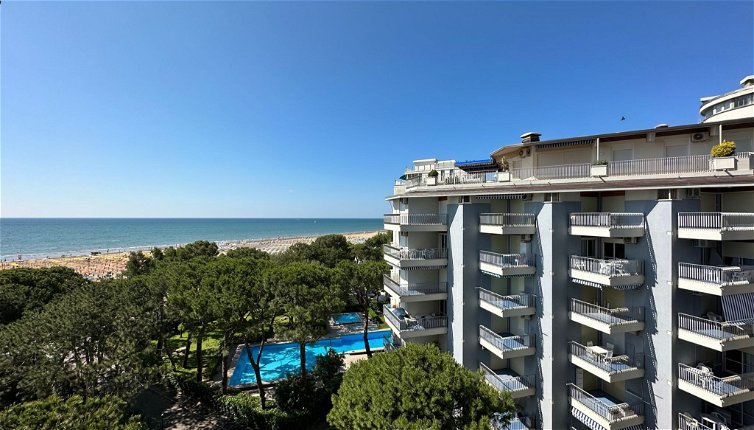 Photo 1 - Appartement de 2 chambres à Lignano Sabbiadoro avec piscine et vues à la mer