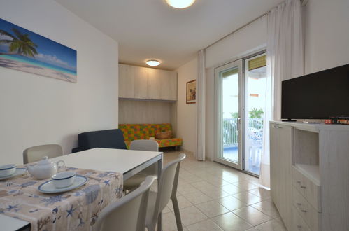 Foto 4 - Apartment mit 2 Schlafzimmern in Lignano Sabbiadoro mit schwimmbad und blick aufs meer