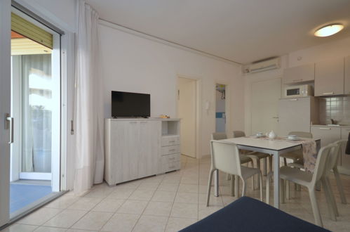 Foto 6 - Appartamento con 2 camere da letto a Lignano Sabbiadoro con piscina e vista mare