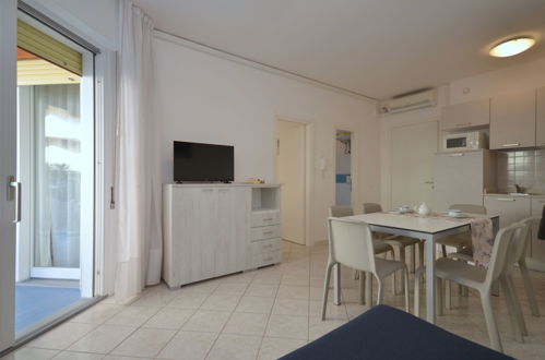 Photo 6 - 2 bedroom Apartment in Lignano Sabbiadoro with swimming pool and garden