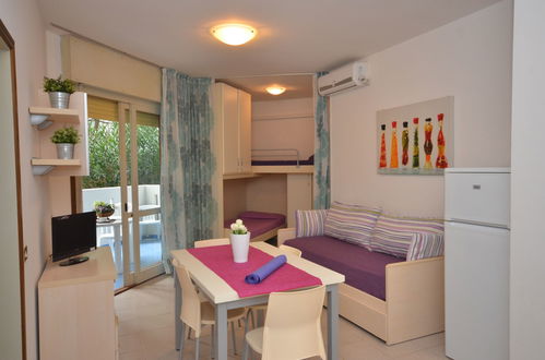 Foto 8 - Apartamento de 2 habitaciones en Lignano Sabbiadoro con piscina y jardín