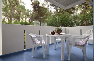 Photo 3 - 2 bedroom Apartment in Lignano Sabbiadoro with swimming pool and garden