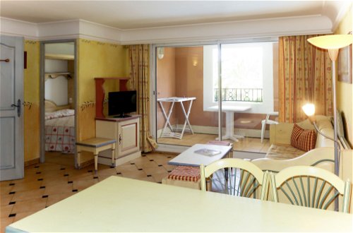 Foto 6 - Apartment mit 1 Schlafzimmer in Sainte-Maxime mit schwimmbad und blick aufs meer