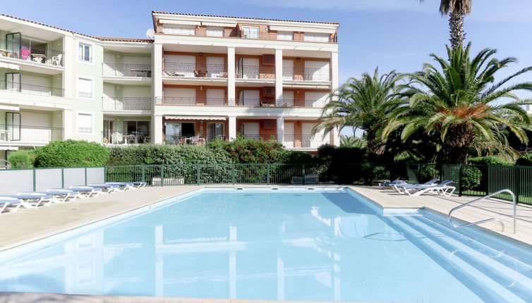 Foto 1 - Apartamento de 1 quarto em Sainte-Maxime com piscina e vistas do mar