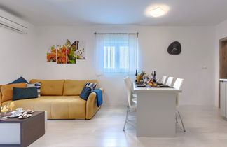 Photo 3 - 3 bedroom Apartment in Marčana with private pool and garden