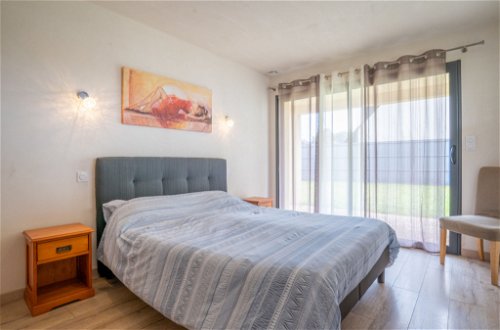 Foto 5 - Appartamento con 2 camere da letto a Plounéour-Brignogan-plages con giardino e vista mare