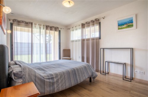 Foto 14 - Appartamento con 2 camere da letto a Plounéour-Brignogan-plages con giardino e vista mare