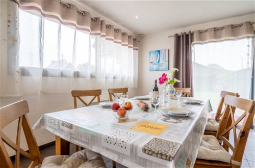 Foto 3 - Appartamento con 2 camere da letto a Plounéour-Brignogan-plages con giardino e vista mare