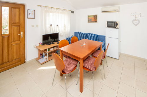 Photo 11 - 2 bedroom Apartment in Sibenik with garden