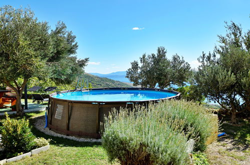 Foto 5 - Casa con 3 camere da letto a Tučepi con piscina privata e giardino