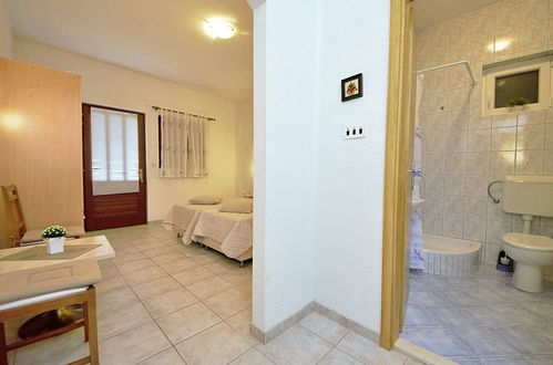 Foto 17 - Casa de 3 quartos em Tučepi com piscina privada e jardim