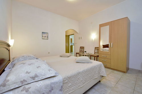 Foto 16 - Casa con 3 camere da letto a Tučepi con piscina privata e giardino