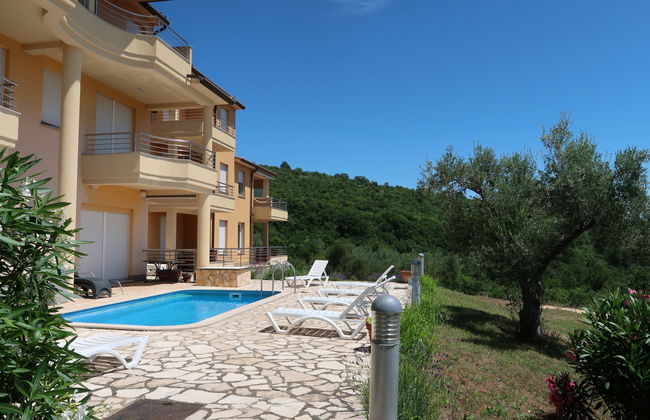 Apartamento de 2 quartos em Labin com piscina e terraço - Foto 1