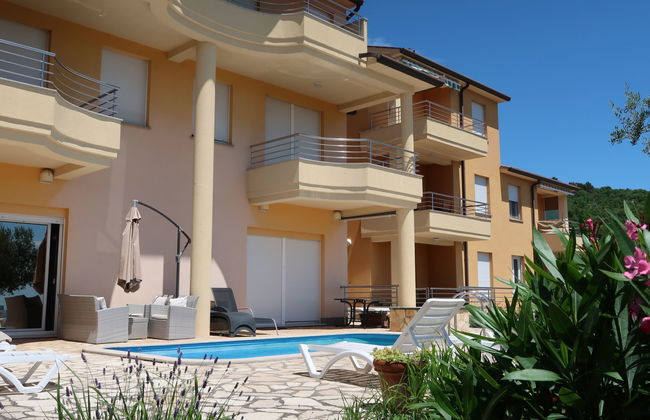 Apartamento de 2 quartos em Labin com piscina e terraço - Foto 12