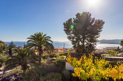 Photo 21 - Appartement de 2 chambres à Le Lavandou avec terrasse et vues à la mer