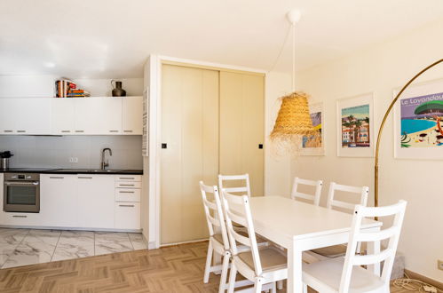 Photo 8 - Appartement de 2 chambres à Le Lavandou avec terrasse et vues à la mer