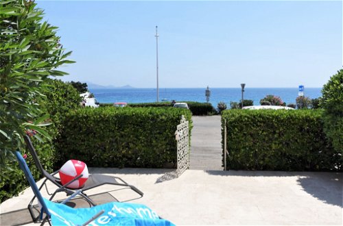 Foto 15 - Appartamento con 1 camera da letto a Roquebrune-sur-Argens con giardino e vista mare