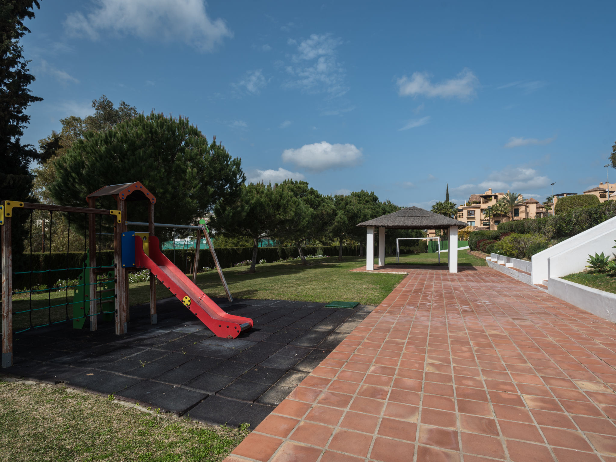 Foto 28 - Casa de 4 quartos em Estepona com piscina privada e terraço