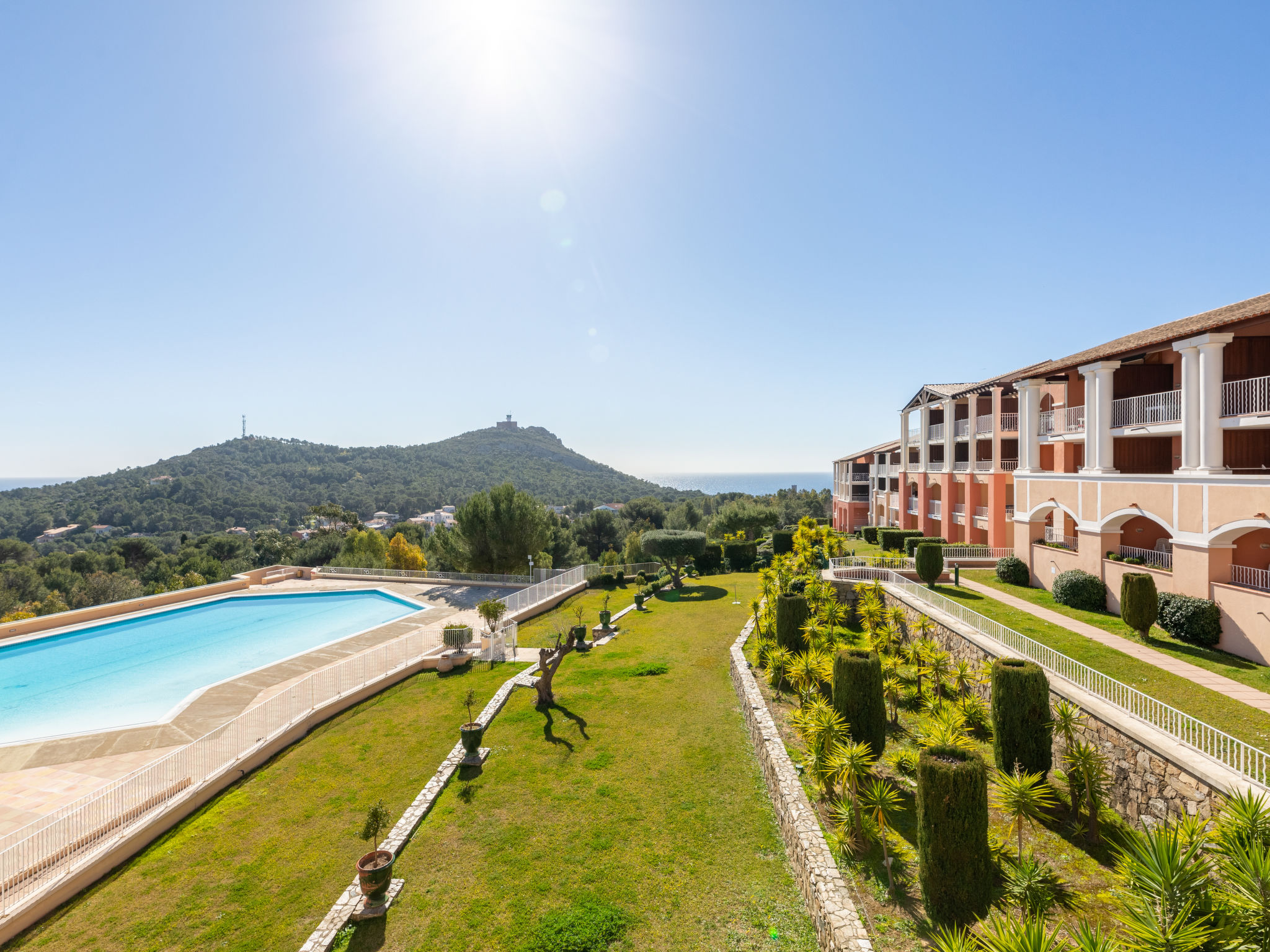 Foto 4 - Apartamento de 2 habitaciones en Saint-Raphaël con piscina y vistas al mar