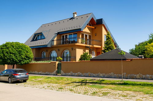 Foto 43 - Haus mit 6 Schlafzimmern in Balatonlelle mit privater pool und garten