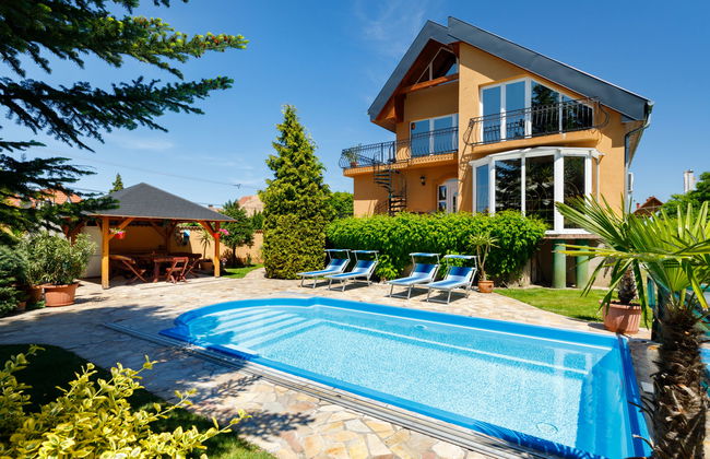Casa de 6 quartos em Balatonlelle com piscina privada e jardim - Foto 1