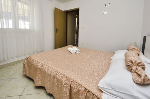 Foto 10 - Appartamento con 3 camere da letto a Jasenice con terrazza e vista mare