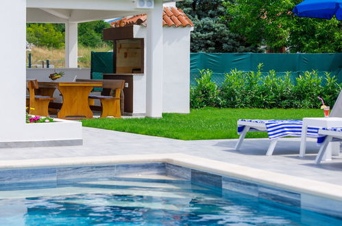 Foto 4 - Casa de 2 quartos em Kršan com piscina privada e jardim