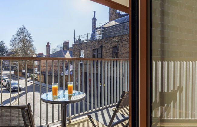 2 bedroom Apartment in London - Photo 5