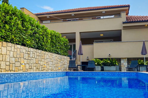 Photo 1 - Maison de 4 chambres à Dobrinj avec piscine privée et jardin