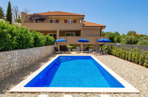 Foto 35 - Casa con 4 camere da letto a Dobrinj con piscina privata e vista mare