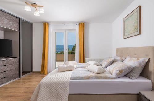 Foto 4 - Casa con 4 camere da letto a Dobrinj con piscina privata e vista mare