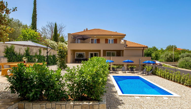 Photo 1 - Maison de 4 chambres à Dobrinj avec piscine privée et vues à la mer