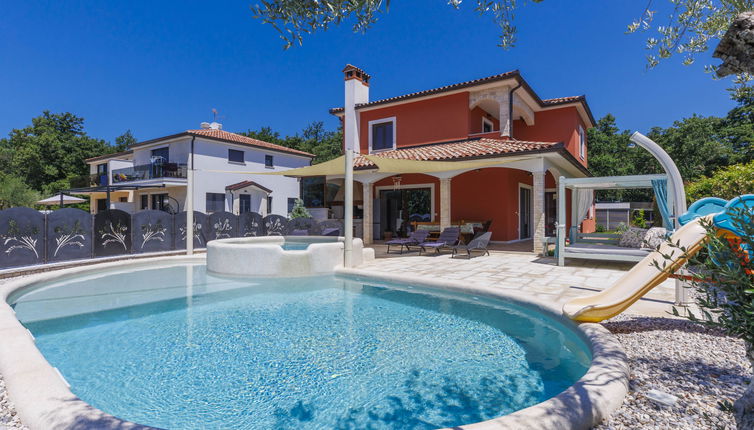 Photo 1 - Maison de 3 chambres à Brtonigla avec piscine privée et vues à la mer