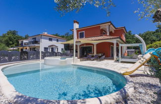 Photo 1 - Maison de 3 chambres à Brtonigla avec piscine privée et jardin