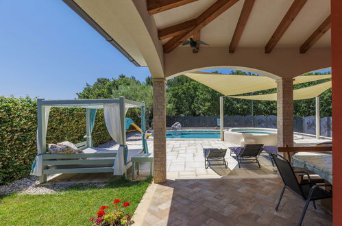 Photo 2 - Maison de 3 chambres à Brtonigla avec piscine privée et vues à la mer