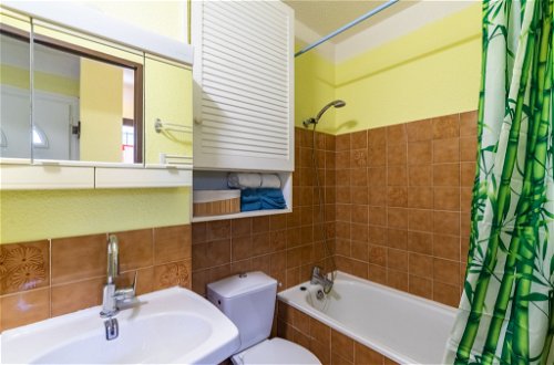 Foto 14 - Appartamento con 1 camera da letto a Le Lavandou con piscina e vista mare